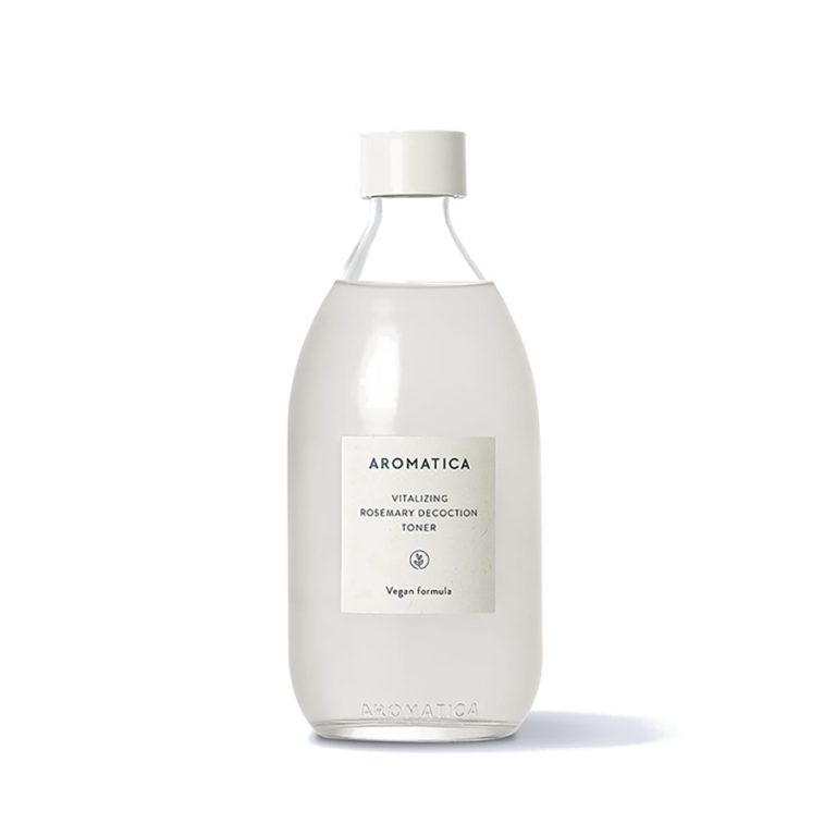 En klar flaske Aromatica - Vitalizing Rosemary Decoction Toner 300 ml med en hvid låg og minimalistisk hvid etiket vises mod en almindelig hvid baggrund.