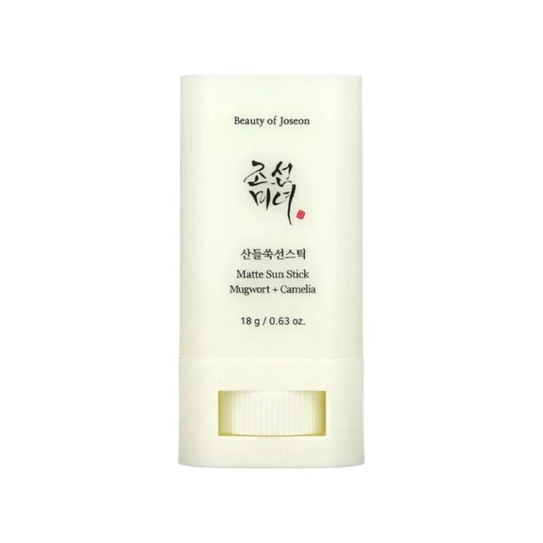 The Beauty Of Joseon Matte Sun Stick: Mugwort + Camellia (18 g) kommer i en hvid tube med sort og rød koreansk og engelsk tekst, der giver en glansfri finish og de berømte hudplejefordele fra Beauty Of Joseon.