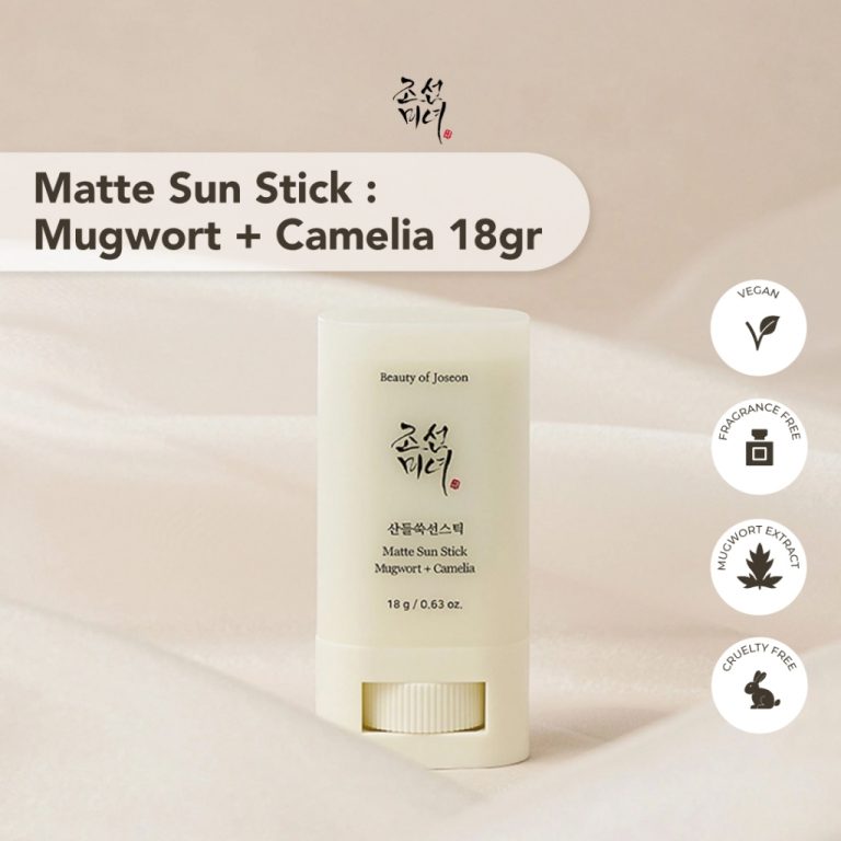 En hvid tube Beauty Of Joseon - Matte Sun Stick: Mugwort + Camilia (18 g) står på en beige overflade med ikoner, der viser den veganske, dyrevenlige og parfumefri formel med beroligende mugwort-ekstrakt.