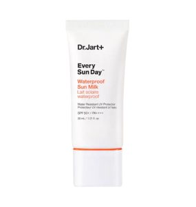 En hvid tube Dr.Jart+ - Every Sun Day Vandafvisende Solmælk SPF 50+/PA++++ 30ml med sort og orange tekst, stående oprejst mod en almindelig hvid baggrund.