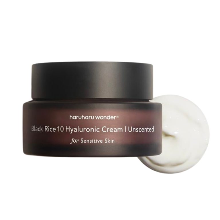 En 50 ml krukke Haruharu Wonder - Black Rice 10 Hyaluronic Cream Unscented, ideel til sensitiv hud, er afbilledet med låget af og en klat af den fyldige creme placeret ved siden af beholderen.