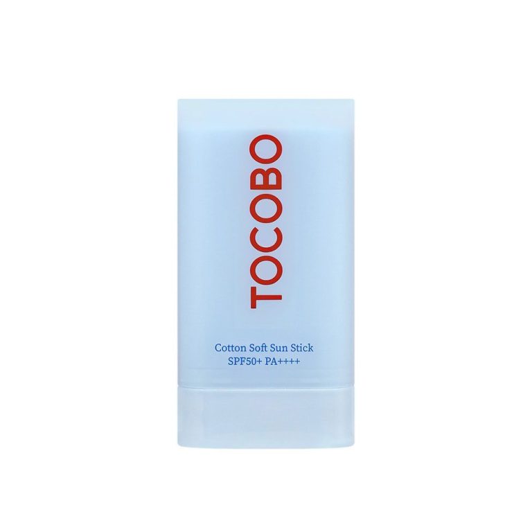 En lyseblå rektangulær TOCOBO - Cotton Soft Sun Stick SPF50+ PA++++ beholder har fed rød lodret tekst og mindre blå skrifttyper, der giver effektiv solbeskyttelse.