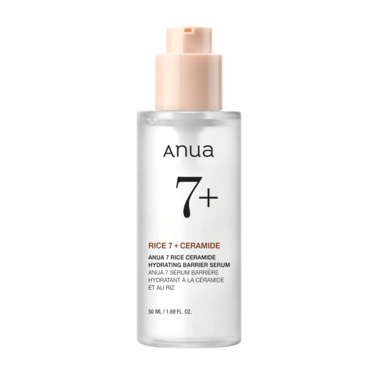 En klar flaske Anua - 7 Rice Ceramide Hydrating Barrier Serum 50ml har en beige pumpehætte og minimalistisk etiket, der indeholder 1,69 fl oz af dette nærende serum.