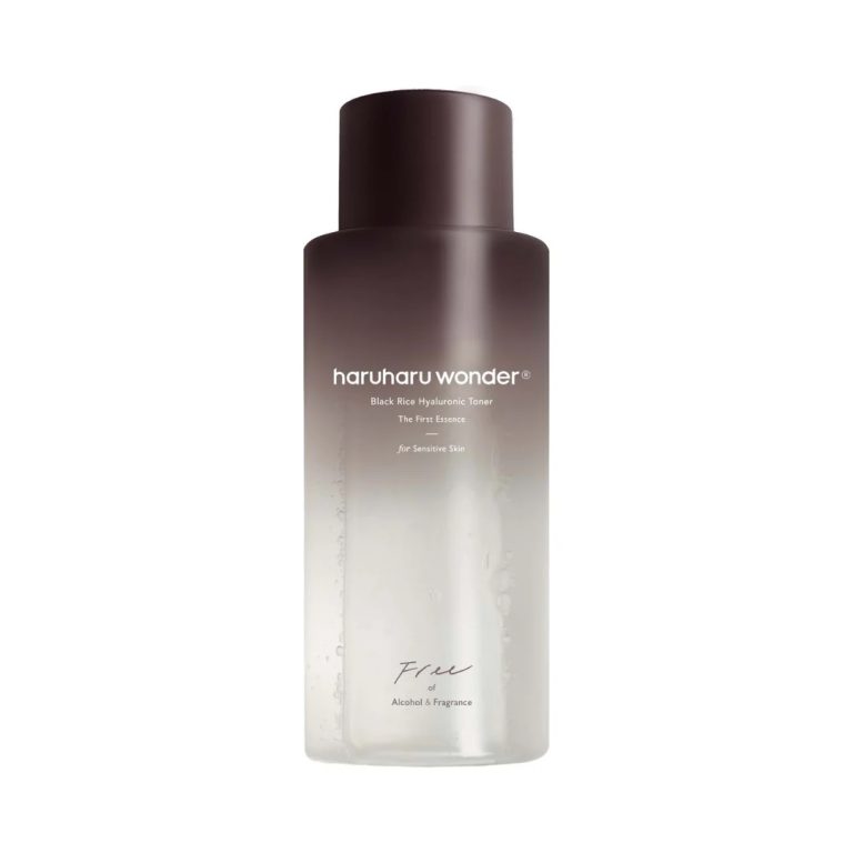En gennemsigtig 150 ml flaske Haruharu WONDER - Black Rice Hyaluronic Toner For Sensitive Skin har en mørkebrun hætte, et gradueret brunt-til-klar design og er alkohol- og parfumefri.