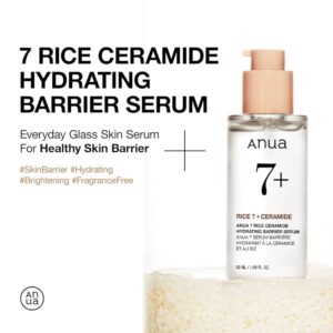 En flaske Anua - 7 Rice Ceramide Hydrating Barrier Serum med en pumpe hviler på en lys baggrund. Fed tekst fremhæver den lysnende, fugtgivende og parfumefri formel til sund hud.