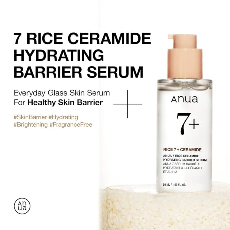 En flaske Anua - 7 Rice Ceramide Hydrating Barrier Serum med en pumpe hviler på en lys baggrund. Fed tekst fremhæver den lysnende, fugtgivende og parfumefri formel til sund hud.