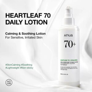 En hvid pumpeflaske med Anua - Heartleaf 70 Daily Lotion er vist på en hvid baggrund med tekst, der fremhæver dens beroligende, lindrende og lette formel til følsom eller irriteret hud.