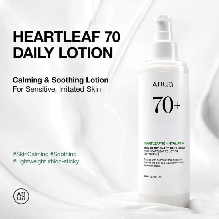 En hvid pumpeflaske med Anua - Heartleaf 70 Daily Lotion er vist på en hvid baggrund med tekst, der fremhæver dens beroligende, lindrende og lette formel til følsom eller irriteret hud.