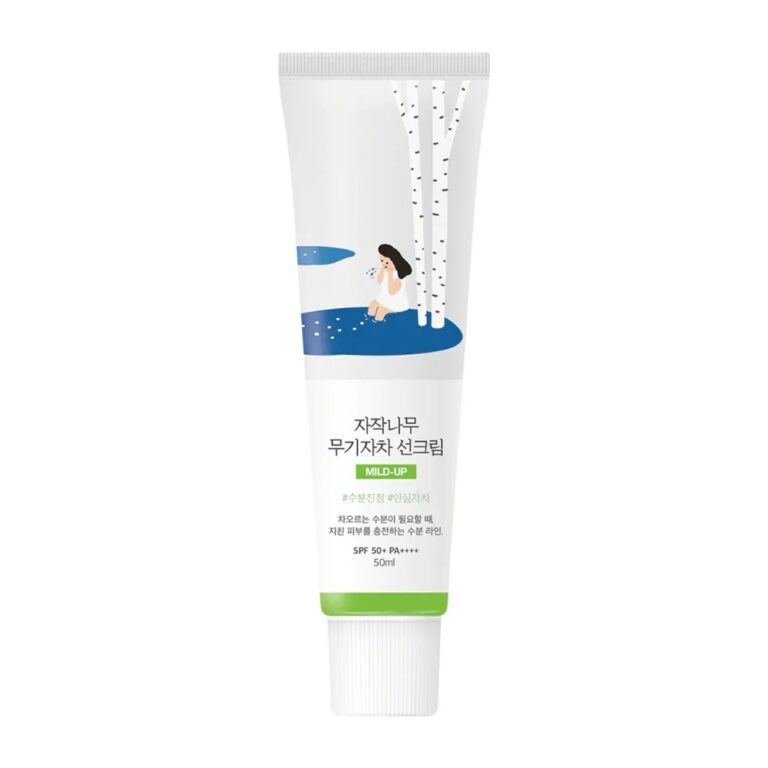 En 50 ml hvid tube med Round Lab - Birch Juice Mild-Up Sunscreen med SPF 50+ PA++++, koreansk tekst og en illustration af en kvinde ved en blå dam og birketræer for skånsom og effektiv solbeskyttelse.
