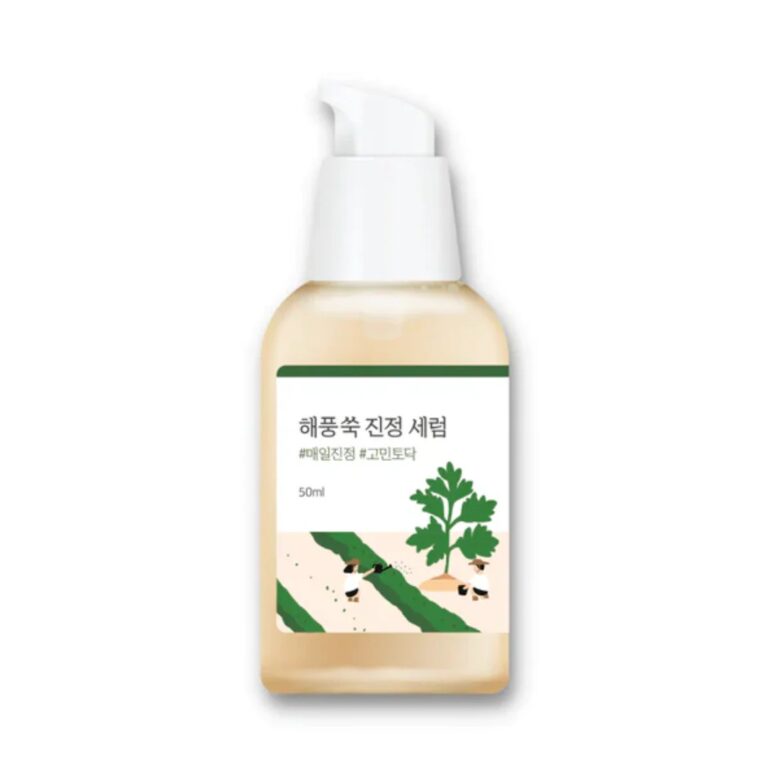 En 50 ml klar pumpeflaske med Round Lab - Mugwort Calming Serum med en grøn og hvid etiket med koreansk tekst, en planteillustration og en markscene.