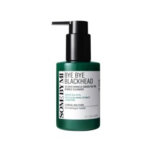 Some By Mi Bye Bye Blackhead 30 Days Miracle Green Tea Tox Bubble Cleanser i en mørkegrøn pumpeflaske indeholder ekstrakt af grøn te og salix alba-bark og er dermatologisk testet til at give en klarere og friskere hud.