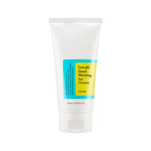 En hvid tube med COSRX - Low Ph Good Morning Gel Cleanser 150 ml med en gul og blå etiket står oprejst mod en almindelig hvid baggrund. Dette blide rengøringsmiddel er ideelt til daglig brug og giver 150 ml (5,07 fl. oz) forfriskende pleje.