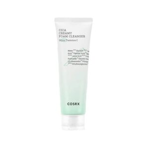 En 75 ml tube med Cosrx - Pure Fit Cica Creamy Foam Cleanser står oprejst på en hvid baggrund med et hvidt til lysegrønt gradientdesign med sort tekst. Denne blide rens beroliger og opfrisker huden ved hver brug.