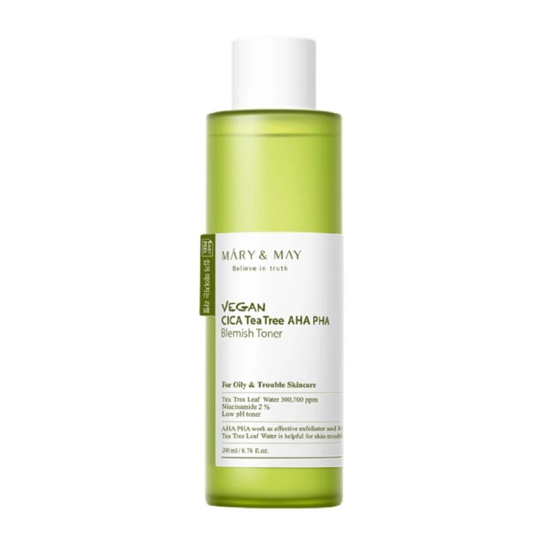 En grøn flaske Mary & May - Vegan Cica Tea Tree Aha Pha Blemish Toner med en hvid etiket, lavet til fedtet og urolig hud, vises mod en almindelig hvid baggrund.