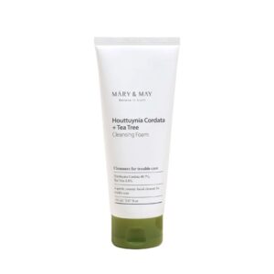 En hvid tube med Mary & May - Houttuynia Cordata + Tea Tree Cleansing Foam med en grøn hætte, der viser minimalistisk sort og grøn tekst for et rent og forfriskende udseende.