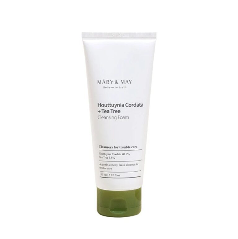 En hvid tube med Mary & May - Houttuynia Cordata + Tea Tree Cleansing Foam med en grøn hætte, der viser minimalistisk sort og grøn tekst for et rent og forfriskende udseende.
