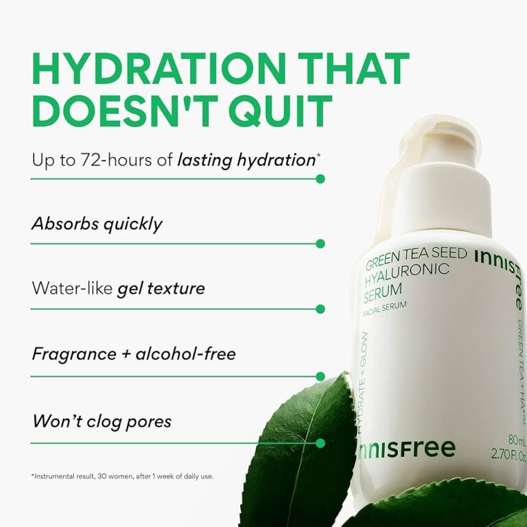 En flaske Innisfree - Green Tea Seed Hyaluronic Serum 50 ml står ved siden af grønne blade. Teksten fremhæver 72 timers hydrering, hurtigt absorberende geltekstur, duft- og alkoholfri formel og ikke-tilstoppende porer.