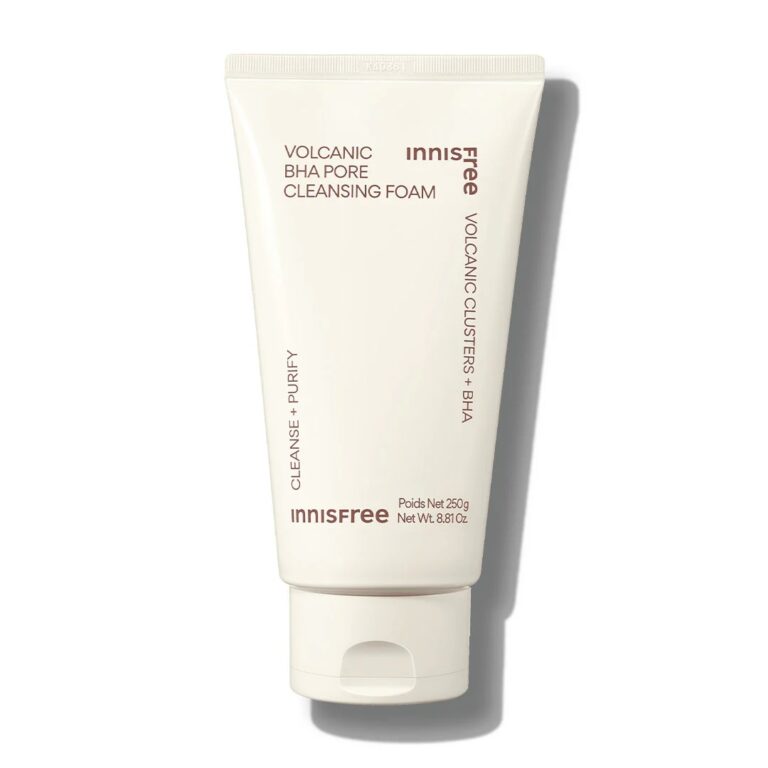 En hvid tube med Innisfree - Volcanic BHA Pore Cleansing Foam (250 g) står oprejst mod en almindelig baggrund med en tekst, der fremhæver de rensende fordele ved den vulkanske formel.