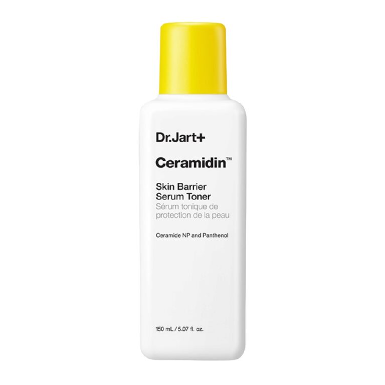 En 150 ml hvid flaske Dr.Jart+ - Ceramidin Skin Barrier Serum Toner med gul hætte har ceramide NP og panthenol (på engelsk og fransk) på etiketten. Denne toner hjælper med at styrke hudbarrieren.