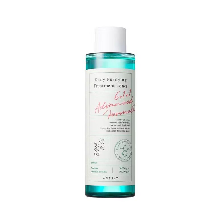 En klar flaske AXIS-Y - Daily Purifying Treatment Toner har blågrøn væske, en hvid hætte og etiketter, der reklamerer for den avancerede 6+1+1-formel og hudplejefordelene til en forfriskende daglig rutine.