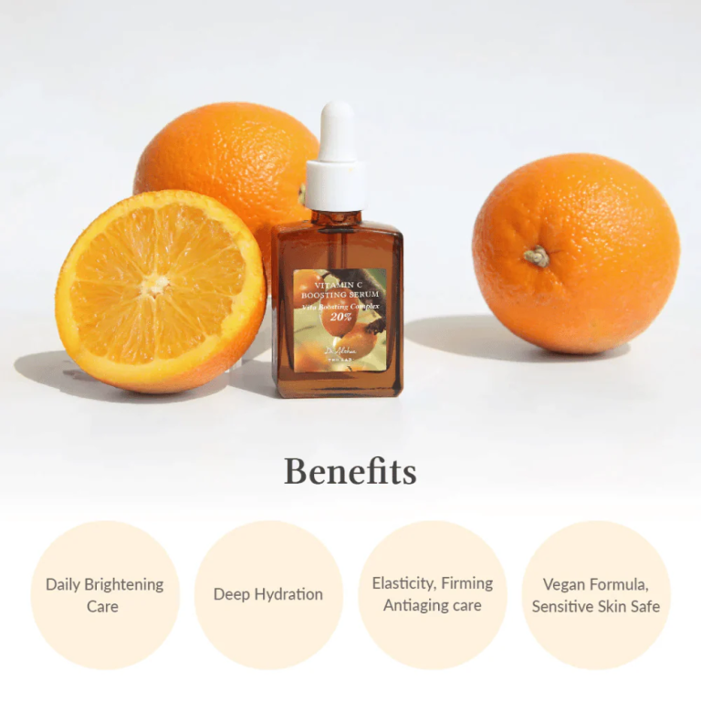 En flaske Dr. Althea - Vitamin C Boosting Serum 30 ml med pipette ligger mellem en halveret appelsin og to hele appelsiner; nedenfor viste fordele er lysnende, hydrerende, elasticitet og en vegansk formel.