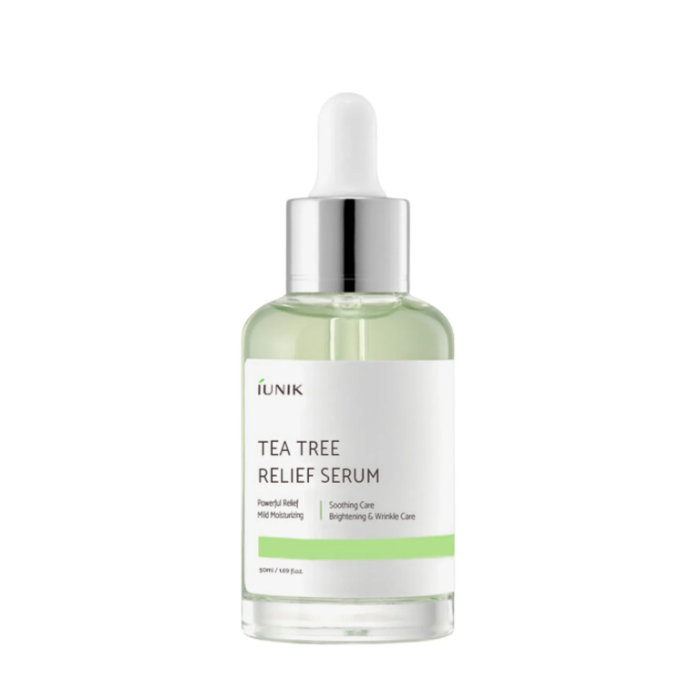 IUNIK - Tea Tree Relief Serum 50ml har en klar glasflaske med lysegrønt serum, en hvid etiket og en sølvhætte med en hvid pipette, der skiller sig ud mod en almindelig hvid baggrund.