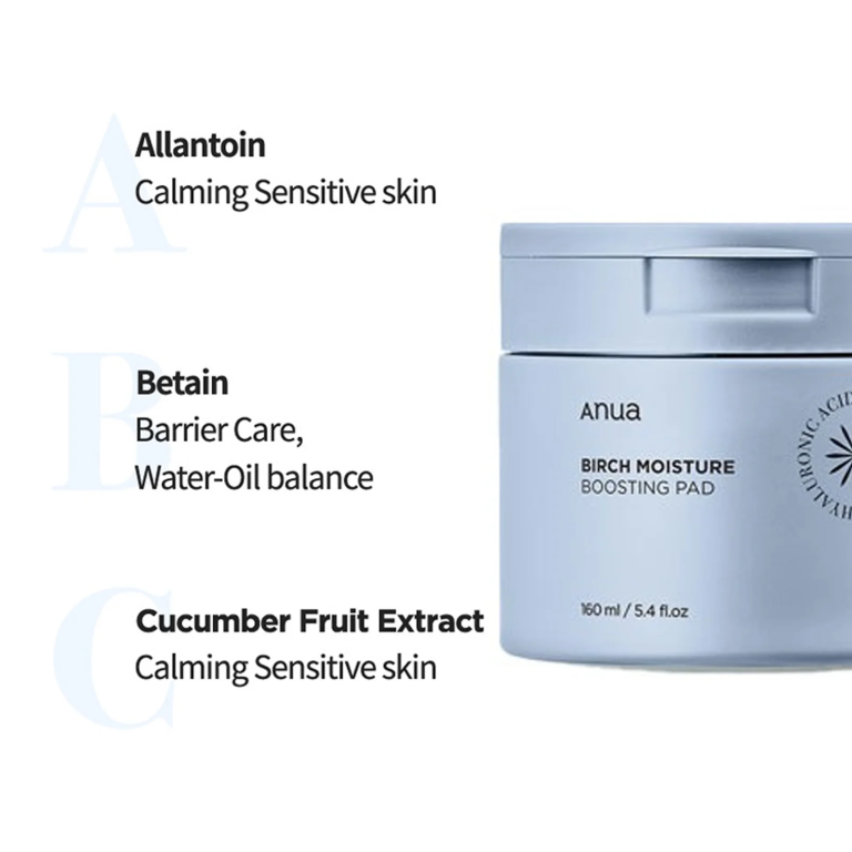 En lyseblå krukke mærket "Anua - Birch Moisture Boosting Pad 160ml" fremhæver allantoin (lindrer sensitiv hud), betain (understøtter barriere- og fugtbalancen) og agurkekstrakt (beroliger sensitiv hud) på emballagen.