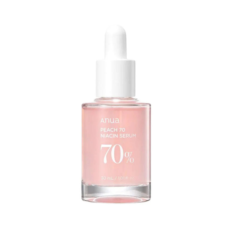En klar glasflaske med Anua Peach 70 Niacin Serum med lyserød væske og en hvid etiket, der viser 70% og 30 ml / 1,01 fl oz. Flasken har en hvid pipettehætte.