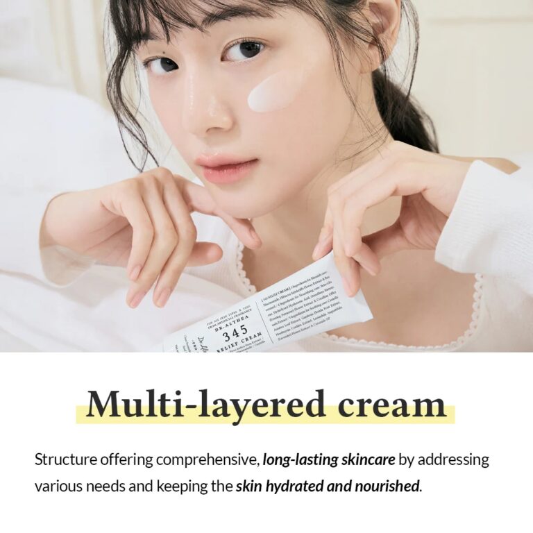 En ung kvinde med klar hud smører Dr. Althea - 345 Relief Cream på kinden og fremhæver dens flerlagsformel, der giver varig fugt og næring.
