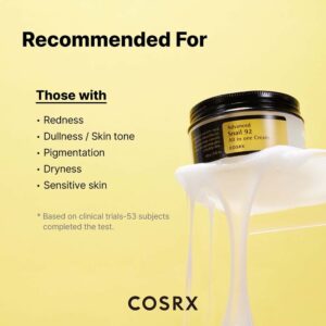 En krukke med COSRX - Advanced Snail 92 All In One Cream med gel, der flyder ud over kanten, står på en gul baggrund. Cremen beroliger følsom hud og modvirker rødme, mathed, pigmentering og tørhed.