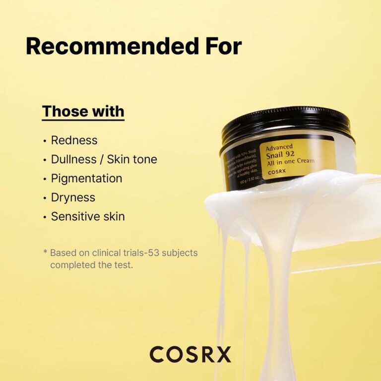 En krukke med COSRX - Advanced Snail 92 All In One Cream med gel, der flyder ud over kanten, står på en gul baggrund. Cremen beroliger følsom hud og modvirker rødme, mathed, pigmentering og tørhed.