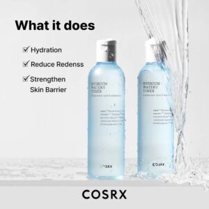 To flasker Cosrx - Hydrium Watery Toner 150 ml står midt i vandsprøjt og fremhæver hydrering, reduceret rødme og en styrket hudbarriere. På en hvid baggrund med et slankt, minimalistisk design.