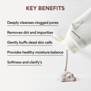 En tube med Innisfree - Volcanic BHA Pore Cleansing Foam spreder sin cremede formel på en lys overflade. Ved siden af fremhæver teksten dybderensning, fjernelse af snavs, blid eksfoliering, afbalanceret fugt og blødere hud.