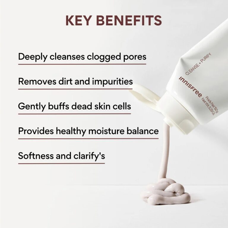 En tube med Innisfree - Volcanic BHA Pore Cleansing Foam spreder sin cremede formel på en lys overflade. Ved siden af fremhæver teksten dybderensning, fjernelse af snavs, blid eksfoliering, afbalanceret fugt og blødere hud.