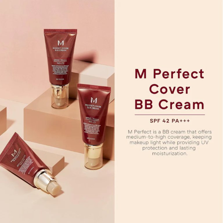 Tre tuber Missha - M Perfect Cover BB Cream SPF 42 PA+++ sidder på beige blokke med tekst, der fremhæver dens høje dækning, UV-beskyttelse (SPF 42 PA+++) og fugtgivende fordele.