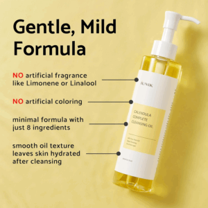 IUNIK - Calendula Complete Cleansing Oil 200ml har kun 8 ingredienser, ingen kunstig duft eller farvestof og en fugtgivende olietekstur, der vises på en gul baggrund.
