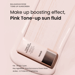 En flaske Heimish - Bulgarian Rose Tone-Up Sunscreen 30ml SPF50+ PA+++ står på en lyserød bakke med tekst, der fremhæver dens lyserøde tone-up, makeup-boostende fordele, bulgarsk rosenekstrakt, stærke UV-beskyttelse og egnethed til alle hudtyper.