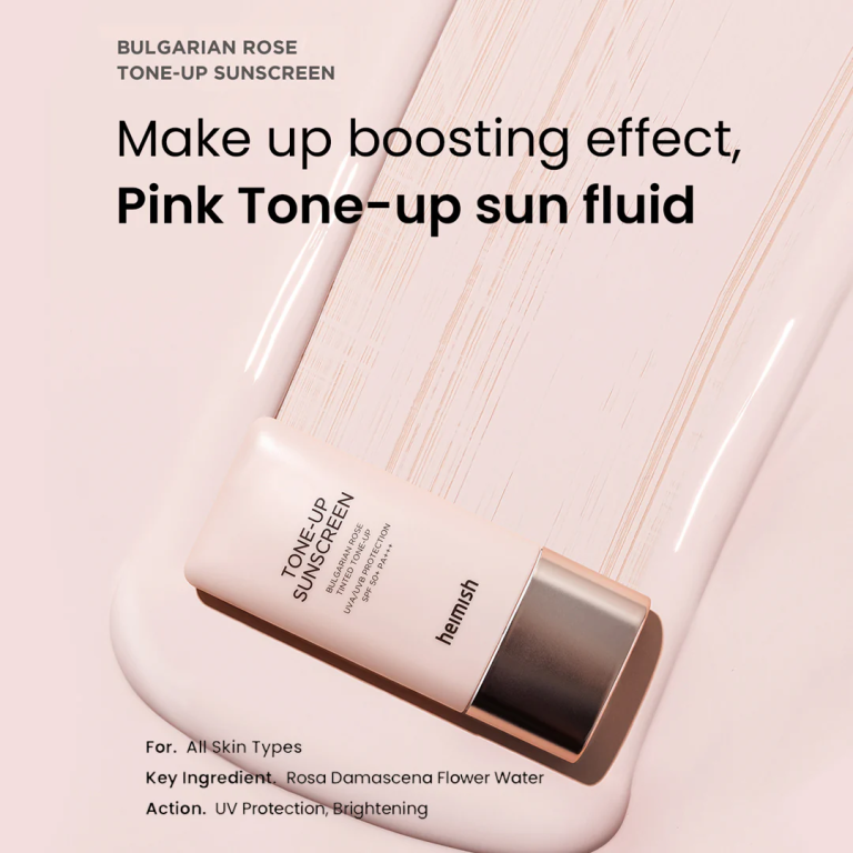 En flaske Heimish - Bulgarian Rose Tone-Up Sunscreen 30ml SPF50+ PA+++ står på en lyserød bakke med tekst, der fremhæver dens lyserøde tone-up, makeup-boostende fordele, bulgarsk rosenekstrakt, stærke UV-beskyttelse og egnethed til alle hudtyper.
