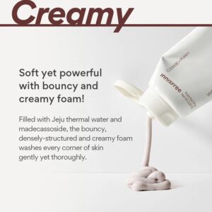 En hvid tube med Innisfree - Volcanic BHA Pore Cleansing Foam spreder en hvirvel af cremet, hoppende skum på en hvid overflade, der understreger den bløde, men kraftfulde formel.