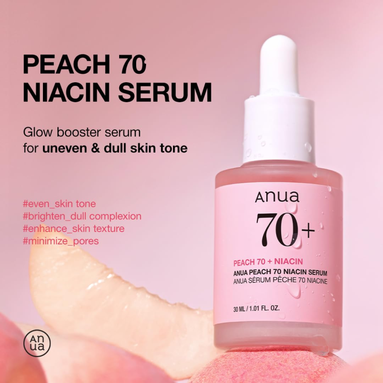 En flaske Anua Peach 70 Niacin Serum med pipette vises på en ferskenrosa baggrund med produktdetaljer og fordele til mat og ujævn hudtone i fed og pastelfarvet tekst.
