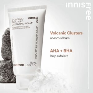 Innisfree - Volcanic BHA Pore Cleansing Foam (150 mL) er vist med vulkanske sten og skum, der indeholder vulkanske klynger til at absorbere talg og AHA+BHA til at eksfoliere.