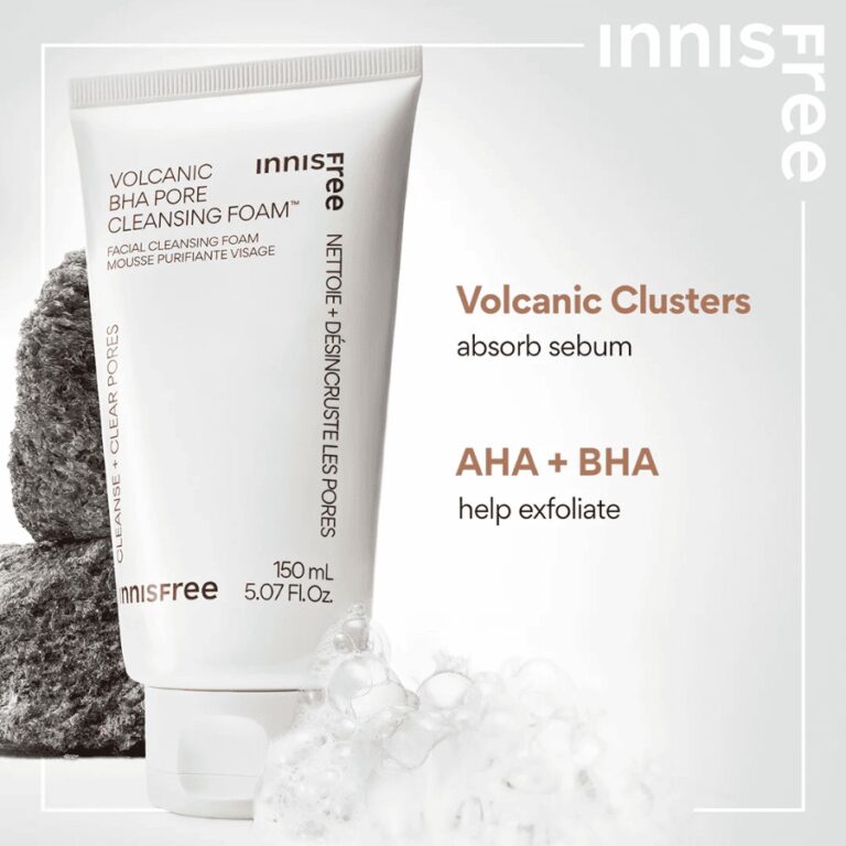 Innisfree - Volcanic BHA Pore Cleansing Foam (150 mL) er vist med vulkanske sten og skum, der indeholder vulkanske klynger til at absorbere talg og AHA+BHA til at eksfoliere.