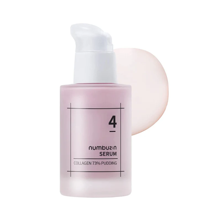 En frostet lyserød flaske Numbuzin - No.4 Collagen 73% Pudding Serum 50ml med en hvid pumpe står ved siden af en farveprøve af dens lette, cremede tekstur på en hvid baggrund.