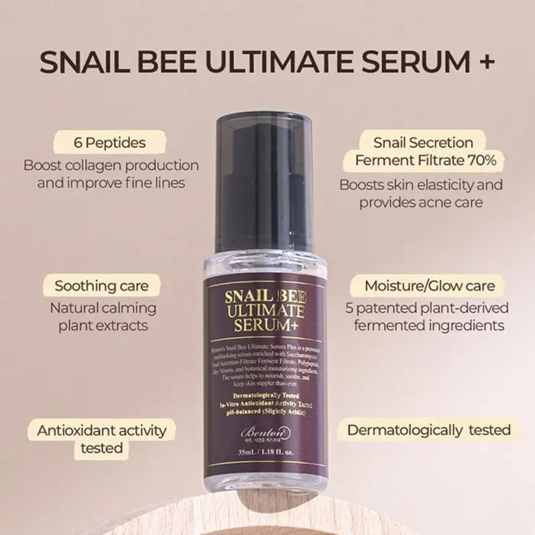 En 35 ml flaske BENTON - Snail Bee Ultimate Serum+ står oprejst på en træoverflade med tekst, der fremhæver peptider, sneglesekretfiltrat, lindrende pleje, antioxidante fordele, fugt-/glødpleje og dermatologisk test.