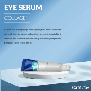 En tube Farm Stay - Collagen Water Full Moist Rolling Eye Serum 25ml sidder på en hvid rund platform med en blå baggrund. Teksten fremhæver dens lysnende, rynke-reducerende og nærende virkninger på øjenområdet.