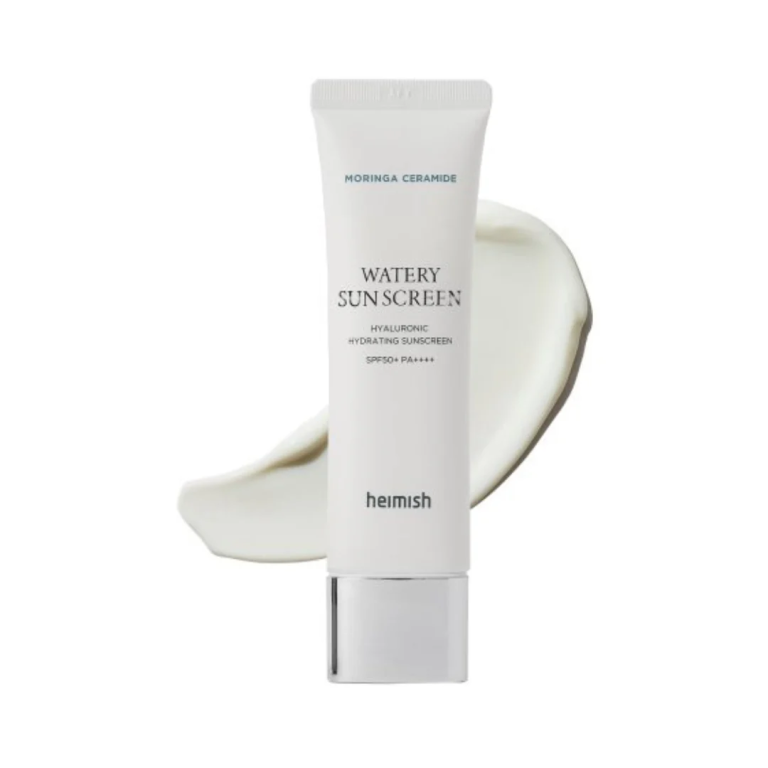 En tube Heimish - Moringa Ceramide Hyaluronic Acid Hydrating Watery Sunscreen 50ml står oprejst med et strejf af den hvide creme som baggrund.