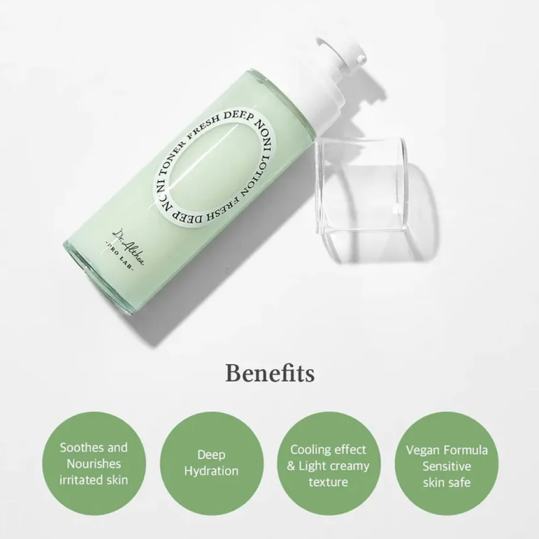 En grøn flaske Dr. Althea - Fresh Deep Noni Lotion 110 ml ligger på siden med en klar låg. Fire grønne cirkler fremhæver fordele: beroliger huden, giver dyb hydrering, kølende effekt og vegansk formel til sensitiv hud.