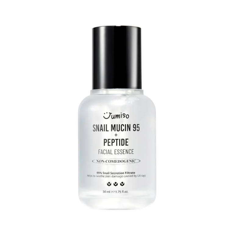 En 50 ml klar flaske Jumiso - Snail Mucin 95 + Peptide Essence har en sort låg og trykt etiket.