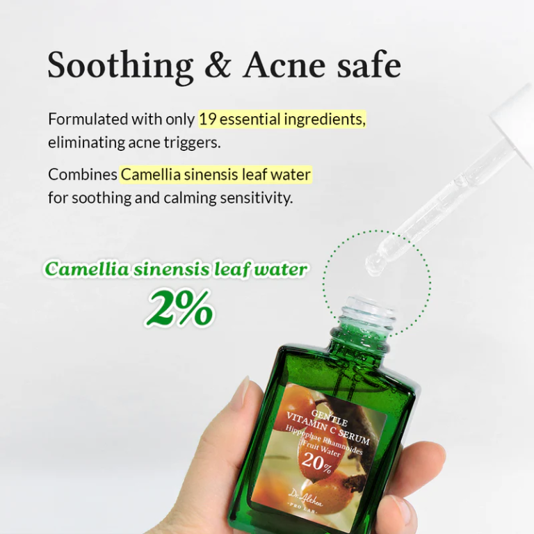En grøn Dr. Althea - Gentle Vitamin C Serum 30 ml flaske mærket "Gentle Vitamin C Serum" med en pipette, der fremhæver dens beroligende, akne-sikre formel med 19 essentielle ingredienser og 2% Camellia sinensis bladvand.