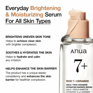 En flaske Anua - 7 Rice Ceramide Hydrating Barrier Serum 50 ml med pumpehætte. Teksten fremhæver lysnende, fugtgivende, beroligende, hydrerende fordele og styrkende hudbarriere for alle hudtyper.